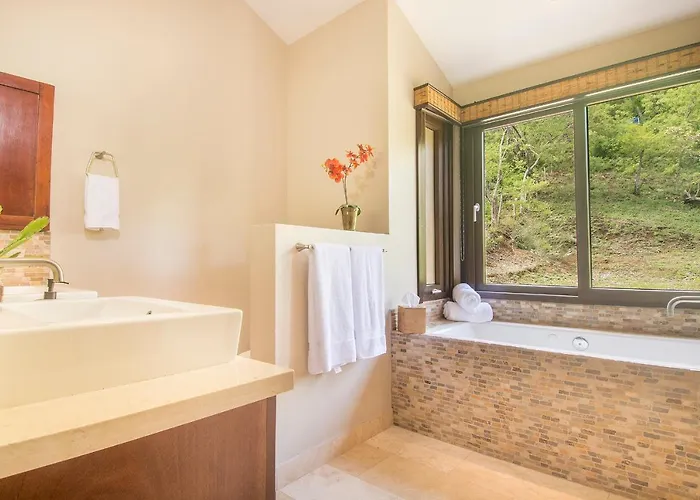 Luxury W/ Views & Infinity Pool: Near Beach! Сasa de vacaciones
