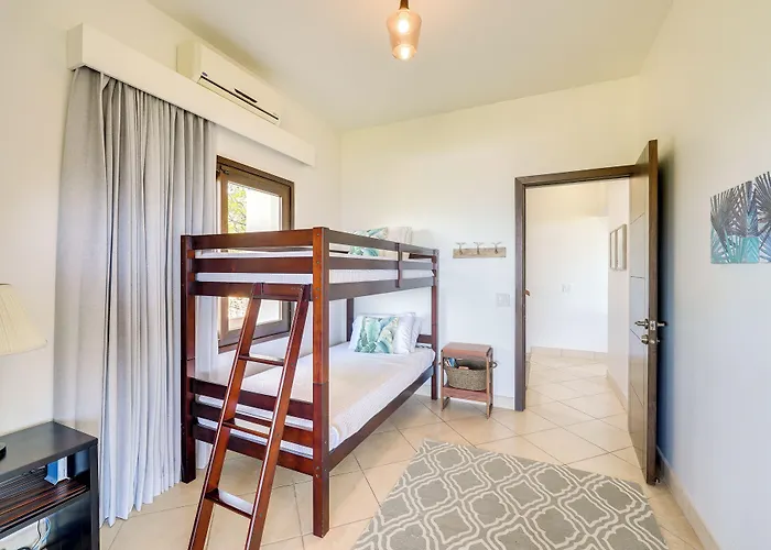 Luxury W/ Views & Infinity Pool: Near Beach!