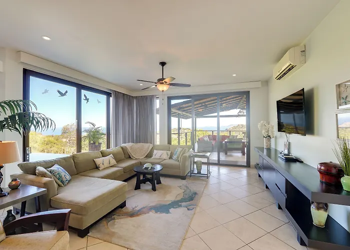 Casa de férias Luxury W/ Views & Infinity Pool: Near Beach!