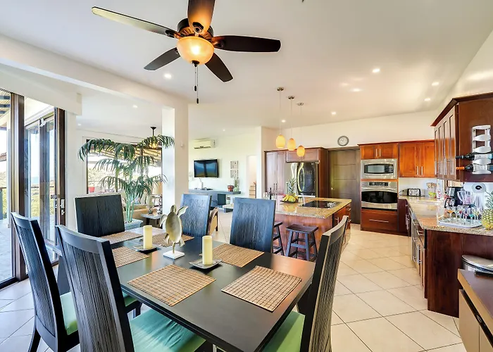 Casa de férias Luxury W/ Views & Infinity Pool: Near Beach!
