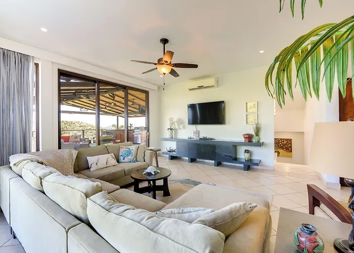 Casa de férias Luxury W/ Views & Infinity Pool: Near Beach! *